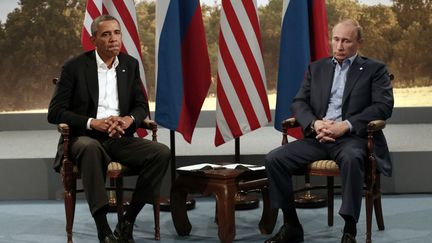 Le pr&eacute;sident am&eacute;ricain, Barack Obama (G), rencontre le pr&eacute;sident russe,&nbsp;Vladimir Poutine, lors du sommet du G8 &agrave;&nbsp;Enniskillen (Irlande du Nord), le 17 juin 2013. (KEVIN LAMARQUE / REUTERS)