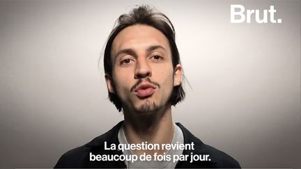 Rappeur belge, Roméo Elvis s'apprête&nbsp;à sortir son nouvel album "Chocolat". Certaines questions agacent l'artiste, il a décidé de les commenter. (BRUT)