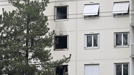 La façade de l'immeuble où s'est déclaré un incendie dans la nuit du jeudi 15 au vendredi 16 décembre 2022. Il a fait dix morts. (MAXIME JEGAT / MAXPPP)