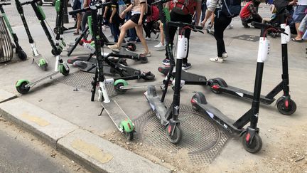 Des trottinettes électriques sur un trottoir parisien, près du Trocadéro. (AURÉLIEN ACCART / FRANCEINFO / RADIOFRANCE)