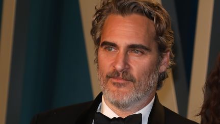 L'acteur américain Joaquin Phoenix le 9 février 2020, après avoir reçu un Oscar en tant que meilleur acteur pour "Joker". (TONI ANNE BARSON / WIREIMAGE / GETTY)