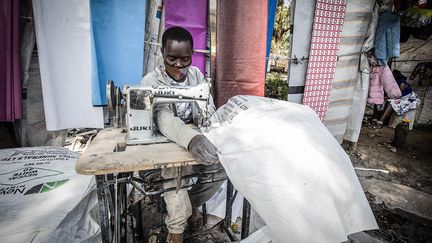 Selon la Convention de Bâle, en 2021 aucun pays en dehors de l'OCDE ne pourra "échanger du plastique mélangé, contaminé ou non recyclable avec les Etats-Unis", pays non-signataire de la Convention, contrairement au Kenya. Le Kenya très engagé dans la lutte contre la prolifération des plastiques est donc, pour ces compagnies, le partenaire idéal pour développer leur "green washing", et apparaître plus écologistes qu'elles ne le sont vraiment.&nbsp; &nbsp; (DONWILSON ODHIAMBO / SOPA IMAGES / SIPA)