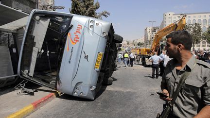 &nbsp; (Un homme a retourné ce bus avec une pelleteuse tuant un Israélien à Jérusalem © Reuters- Ammar Awad)