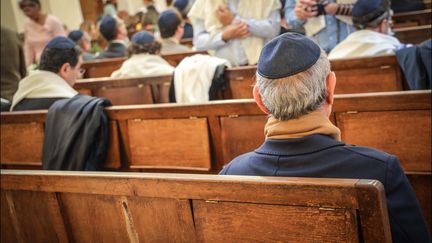 Des juifs à l'intérieur d'une synagogue en région parisienne, en novembre 2019.&nbsp; (LUC NOBOUT / MAXPPP)