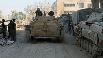 Des soldats de l'arm&eacute;e syrienne d&eacute;ploy&eacute;s pr&egrave;s de Damas (Syrie), le 24 ao&ucirc;t 2013. (AFP )