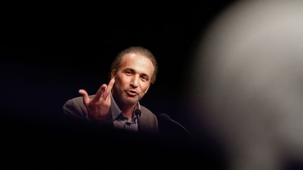 L'islamologue Tariq Ramadan lors d'une conférence organisée à Bordeaux (Gironde), le 26 mars 2016. (MAXPPP)