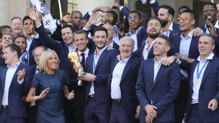 Les joueurs de l'équipe de France championne du monde 2018 sont reçus à l'Elysée par Emmanuel Macron et sa femme, le 16 juillet 2018. (LUDOVIC MARIN / AFP)