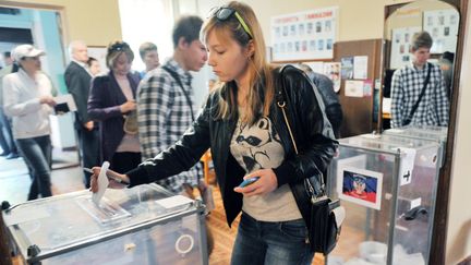 Une femme vote lors du r&eacute;f&eacute;rendum sur l'"ind&eacute;pendance" des "r&eacute;publiques populaires"&nbsp;autoproclam&eacute;es de Donetsk et de Lougansk,&nbsp;&agrave; Donetsk (Ukraine), le 11 mai 2014. (GENYA SAVILOV / AFP)