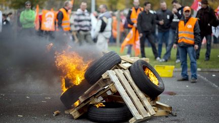 Des employ&eacute;s d'Electrolux protestent devant le si&egrave;ge fran&ccedil;ais du groupe su&eacute;dois, &agrave; Senlis (Oise), le 24 octobre 2012.&nbsp; (MARTIN BUREAU / AFP)