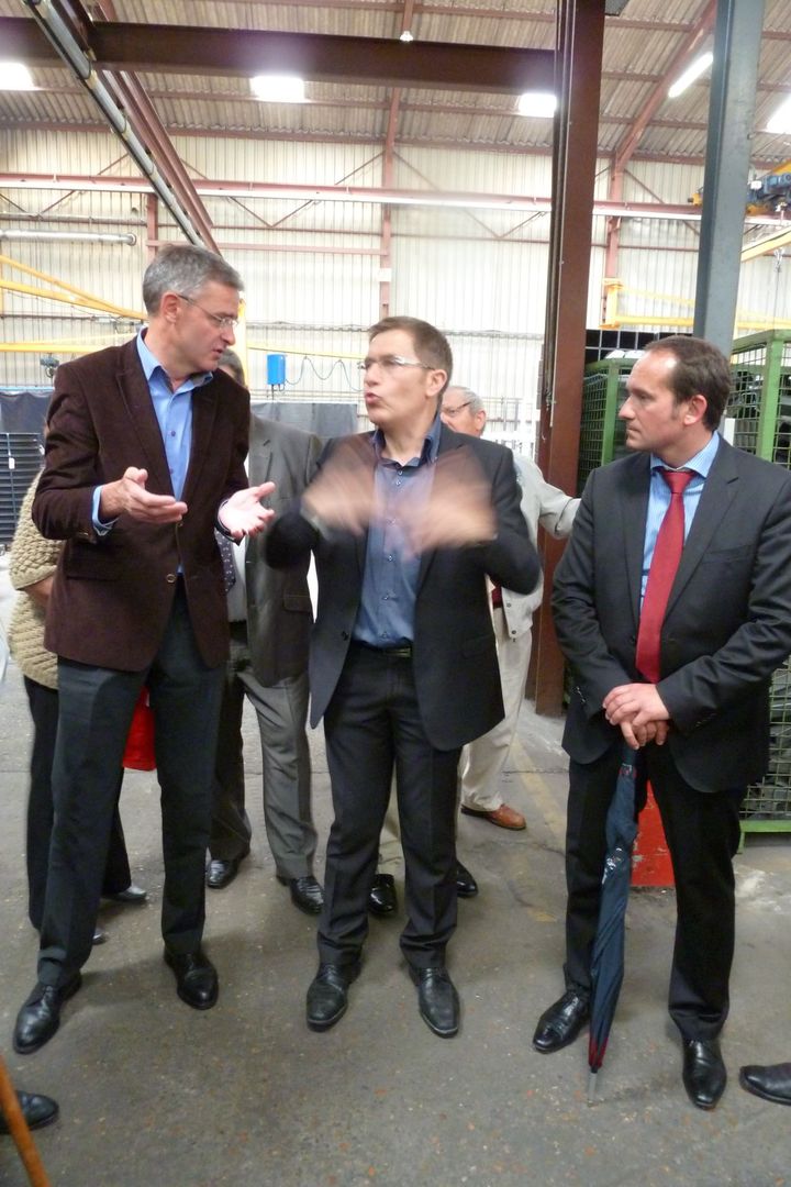 Marc Joulaud (à gauche) et Emmanuel Franco (à droite) visitent l'usine Cosnet. (ST)