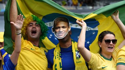 Les masques &agrave; l'effigie du joueur ont envahi le stade de Belo Horizonte, o&ugrave; se joue la demi-finale entre le Br&eacute;sil et l'Allemagne. (VANDERLEI ALMEIDA / AFP)