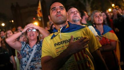 Des indépendantistes catalans devant le parlement régional le 10 octobre 2017 à Barcelone, en Espagne. (SUSANA VERA / REUTERS)