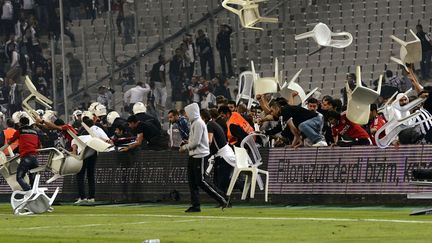 Des supporters du Besiktas affrontent &agrave; coup de chaises leurs compatriotes du&nbsp;Galatasaray &agrave; l'issue d'un derby opposant les deux clubs de football turcs &agrave; Istanbul (Turquie), le 22 septembre 2013. (REUTERS)