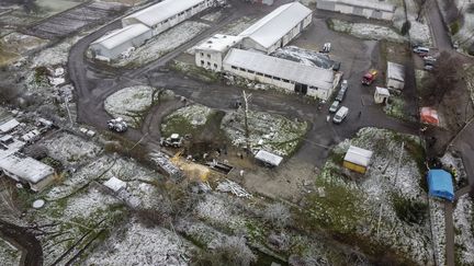 Une vue aérienne du site où une frappe de missile a tué deux hommes dans le village de Przewodow, en Pologne, le 17 novembre 2022. (WOJTEK RADWANSKI / AFP)