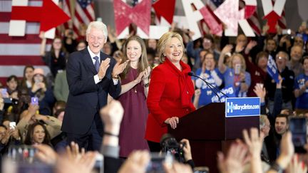 Hillary Clinton, candidate aux primaires démocrates, accompagnée de son mari Bill et de leur fille Chelsea, lors d'un meeting à Des Moines (Etats-Unis), le 1er février 2016. (ANDREW HARNIK / AP / SIPA)