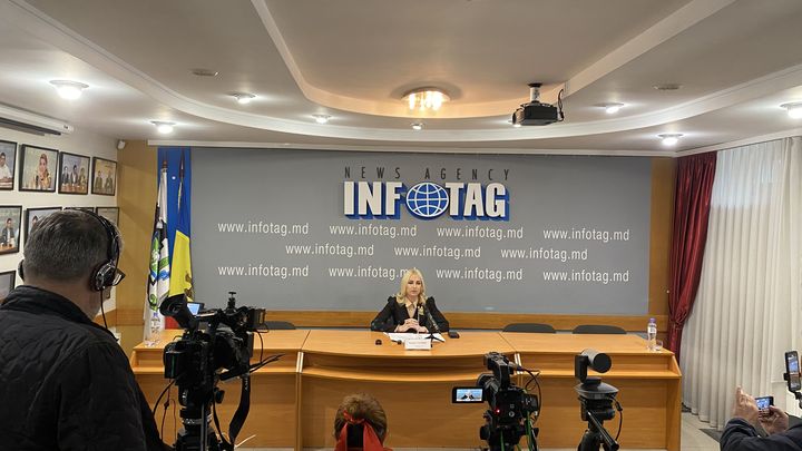 Marina Tauber, députée pro-Russe du Parlement moldave, le 17 octobre 2024, lors d'une conférence de presse à Chisinau. (RAPHAEL GODET / FRANCEINFO)