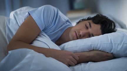 Les actifs fran&ccedil;ais dorment en moyenne 6h55 par nuit, selon une &eacute;tude de l'Institut national du sommeil et de la vigilance publi&eacute;e en 2012. (GETTY IMAGES)