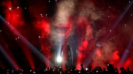 &nbsp;Sur cette photo d'archives prise le 26 mars 2016, le chanteur français Johnny Hallyday arrive sur scène au début de son concert à Bruxelles (PATRIK STOLLARZ / AFP)