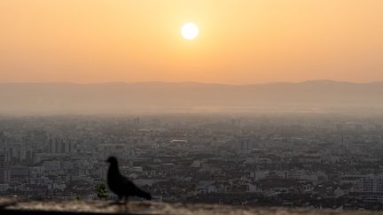 Un épisode de pollution de l'air touche une vingtaine de départements. Photo d'illustration de la ville de Lyon, lors d'un épisode de pollution, le 13 août 2021. (NICOLAS LIPONNE / HANS LUCAS)