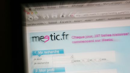 Un internaute s'inscrit sur le site de rencontres Meetic, le 9 février 2010, à Paris. (LOIC VENANCE / AFP)