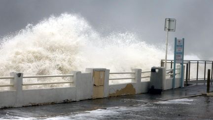 Les vagues submergent le boulevard du Midi, le 23 novembre 2019, à Cannes (Alpes-Maritimes).&nbsp; (MAXPPP)