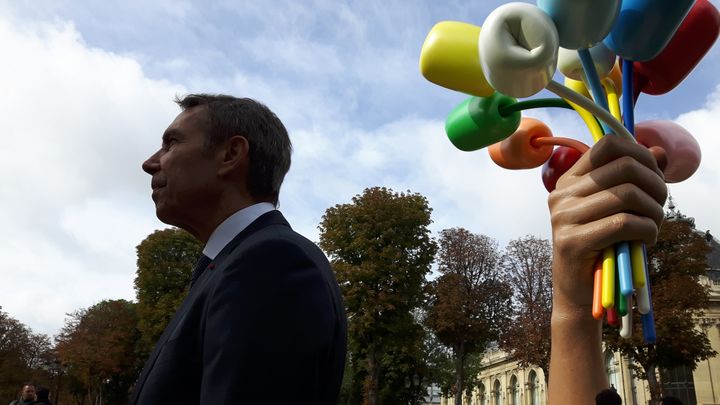 Jeff Koons à Paris, pour l'inauguration de son "Bouquet de Tulipes" dans les jardins des Champs-Élysées, le 4 octobre 2019. (ANNE CHEPEAU / RADIO FRANCE)