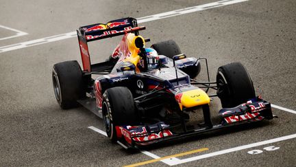 Sebastian Vettel fête son sacre au Japon, à quatre courses du terme du championnat. Il devient le plus jeune double champion du monde. (PAUL GILHAM / GETTY IMAGES EUROPE)