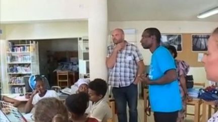 Hamidou Abdou, ancien détenu parle des conditions de vie carcérale devant des élèves à Mayotte.&nbsp; (MAYOTTE 1ERE / CHAMSUDINE ALI)