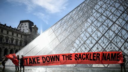 L'association Pain&nbsp;(Prescription Addiction Intervention Now) veut qu'une aile du Louvre ne soit plus aidée financièrement par Sackler, laboratoire américain décrié aux USA. (STEPHANE DE SAKUTIN / AFP)