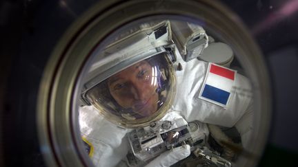 L'astronaute Thomas Pesquet à l'extérieur de la Station spatiale internationale, le 13 janvier 2017.&nbsp; (PICASA / AFP)