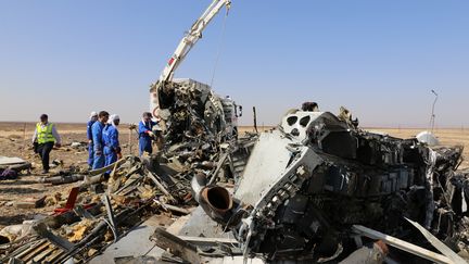 Le site du crash de l'avion russe de la compagnie Metrojet dans le Sinaï égyptien, le 2 novembre 2015. (RUSSIA'S EMERGENCY MINISTRY / AFP)