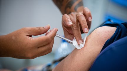 Une personne reçoit une dose de vaccin, le 17 février 2021, à Nouméa, en Nouvelle-Calédonie. (DELPHINE MAYEUR / HANS LUCAS / AFP)