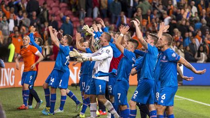 L'équipe d'Islande de football fête sa victoire contre les Pays-Bas, décisive dans sa qualification pour l'Euro 2016, le 3 septembre 2015&nbsp;à Amsterdam. (MICHAEL KOOREN / REUTERS)