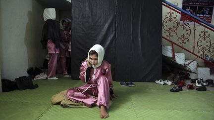 En 2016, 4.000 cas ont été enregistrés dans le pays, indique le ministère afghan de la Femme. Selon différentes sources (ONU, Unicef, ONG), des milliers d’attaques ont eu lieu  contre les écoles ces dix dernières années (163 en 2015). Plus de 10% des établissements sont fermés pour des raisons de sécurité et 500.000 élèves sur 8 millions ont abandonné leurs études par peur des violences, précise le ministère de l’Education afghan. (Massoud Hossaini/Reuters)