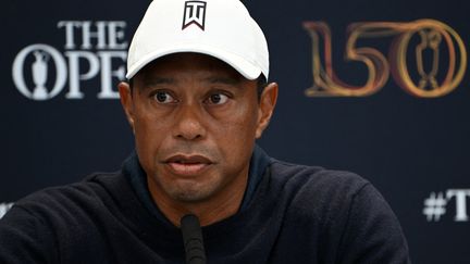 Le golfeur américain Tiger Woods prend la parole lors d'une conférence de presse tenue avant le 150e British Open Golf Championship sur le Old Course à St Andrews en Écosse le 12 juillet 2022. (PAUL ELLIS / AFP)