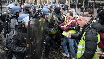 Les forces de l'ordre confrontés aux "gilets jaunes", le 24 novembre, sur les Champs-Elysées à Paris. (LUCAS BARIOULET / AFP)