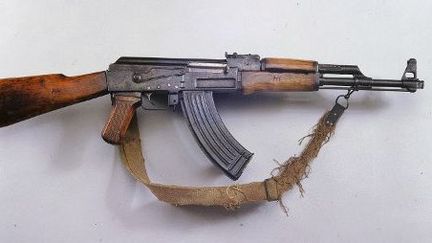 AK-47 exposé dans un musée de Washington. L'arme a été prise aux Vietcong pendant la guerre du Vietnam. L'arme est un symbole de la Guerre froide. Les «démocraties populaires» sont équipées de Kalachnikov, alors que l'armée américaine a adopté dans les années 60 le M-16. (THE ART ARCHIVE / THE PICTURE DESK)