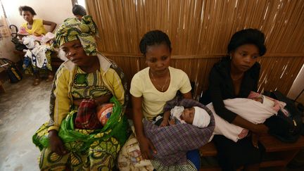 Des Congolaises dans un centre de vaccination du Nord-Kivu en 2015.&nbsp; (JUNIOR KANNAH / AFP)