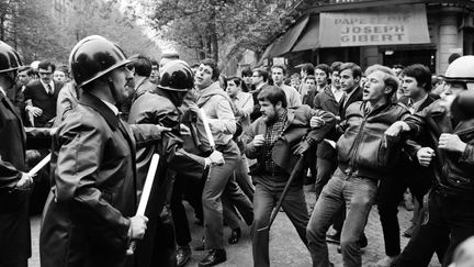 Echauffourées entre les forces de l'ordre et des étudiants sur le boulevard Saint-Michel à Paris, le 6 mai 1968. (JACQUES MARIE / AFP)