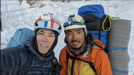 Delphine Chaigneau et son guide Sajjan Ghalé lors de l'ascension de l'Everest en mai 2024. (DELPHINE CHAIGNEAU / INSTAGRAM)