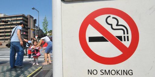 A chaque coin de rue, un panneau rappelle les règles à suivre aux Coréens accros à la nicotine. (AFP PHOTO / JUNG YEON-JE)