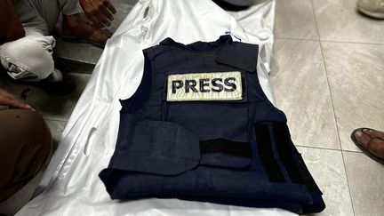 Un gilet pare-balles posé sur le corps d'un journaliste tué dans la bande de Gaza, le 6 août 2024. (DOAA ALBAZ / AFP)