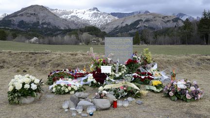 La st&egrave;le &agrave; la m&eacute;moire des victimes du crash de l'A320 de Germanwings, photographi&eacute;e le 4 avril 2015 au Vernet (Alpes-de-Haute-Provence).&nbsp; (FRANCK PENNANT / AFP)