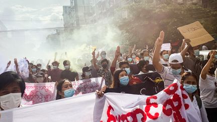 Des manifestants marchent contre le&nbsp;coup d'Etat militaire à&nbsp;Rangoun (Birmanie), le 3 juillet 2021. (STR / AFP)