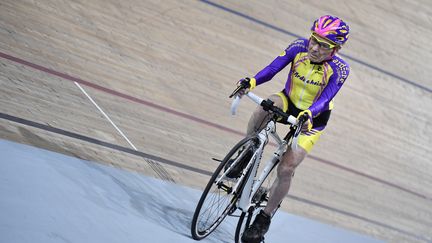 Robert Marchand sur la piste du Vélodrome de Saint-Quentin-en-Yvelines à 105 ans (PHILIPPE LOPEZ / AFP)