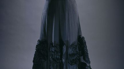 Jeanne Lanvin, robe du soir, été 1937. Natté noir recouvert de tulle noir, tarlatane noire
 (P. Joffre et C. Pignol / Galliera / Roger-Viollet)