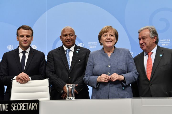 Le président français, Emmanuel Macron, le Premier ministre des îles Fidji et président de la COP23, Frank Bainimarama, la chancelière allemande, Angela Merkel, et le secrétaire général de l'ONU, Antonio Guterres, mercredi 15 novembre, à Bonn (Allemagne).&nbsp; (JOHN MACDOUGALL / AFP)