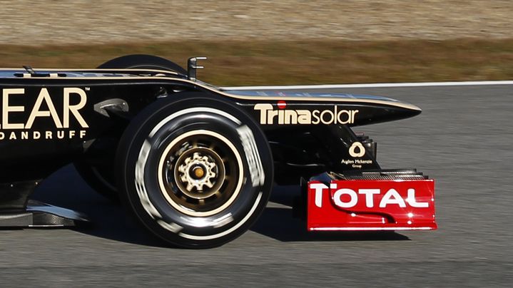 Le "nez d'ornithorynque" de la Lotus de Kimi Raikk&ouml;nen, le 7 f&eacute;vrier 2012.&nbsp; (MARCELO DEL POZO / REUTERS)