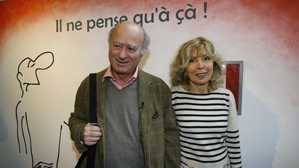 Le dessinateur George Wolinski et son épouse Maryse à Angoulême (Charente), le 26 janvier 2006. (PATRICK BERNARD / AFP)