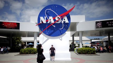 Des touristes prennent des photos à l'entrée du Centre spatial Kennedy de la Nasa, à Cap Canaveral (Floride, Etats-Unis), le 14 avril 2010. (CARLOS BARRIA / REUTERS)